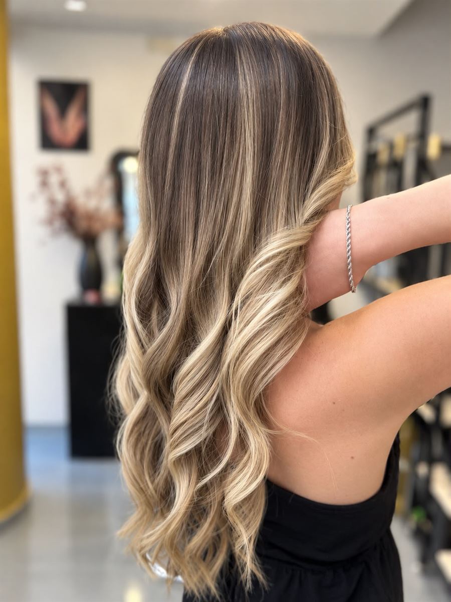 Balayage rubio con ondas hecho en el salón